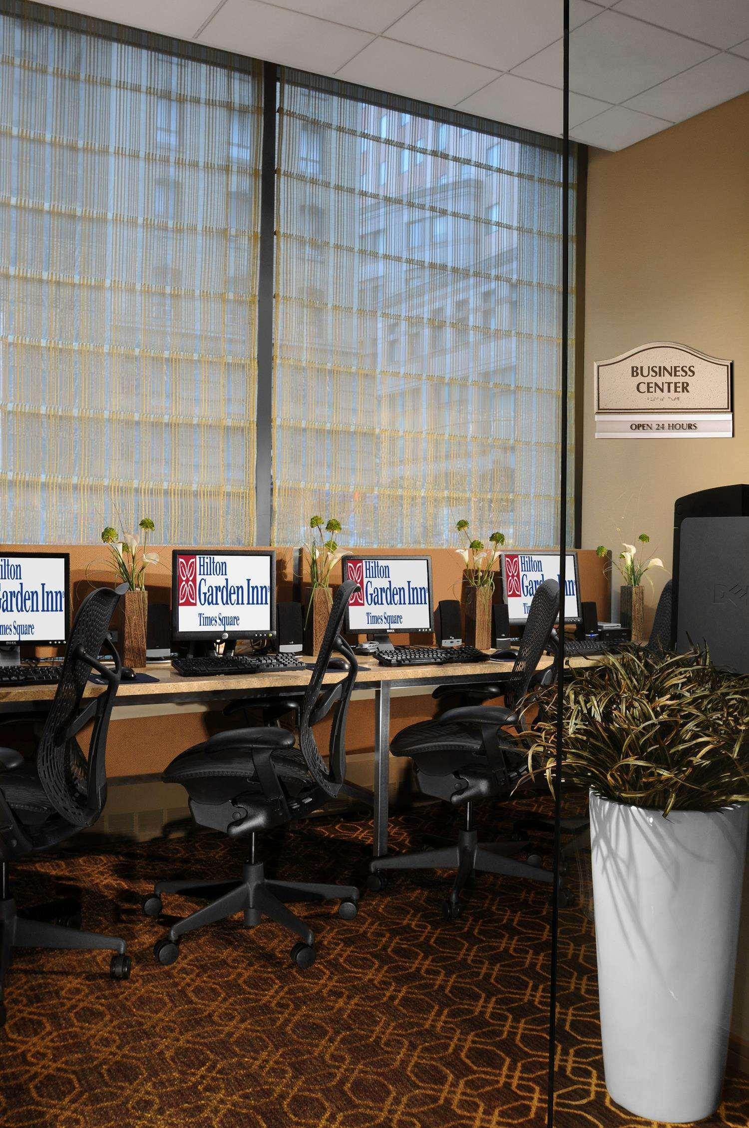 מלון Kimpton Theta New York - Times Square By Ihg מתקנים תמונה A typical business center at a hotel