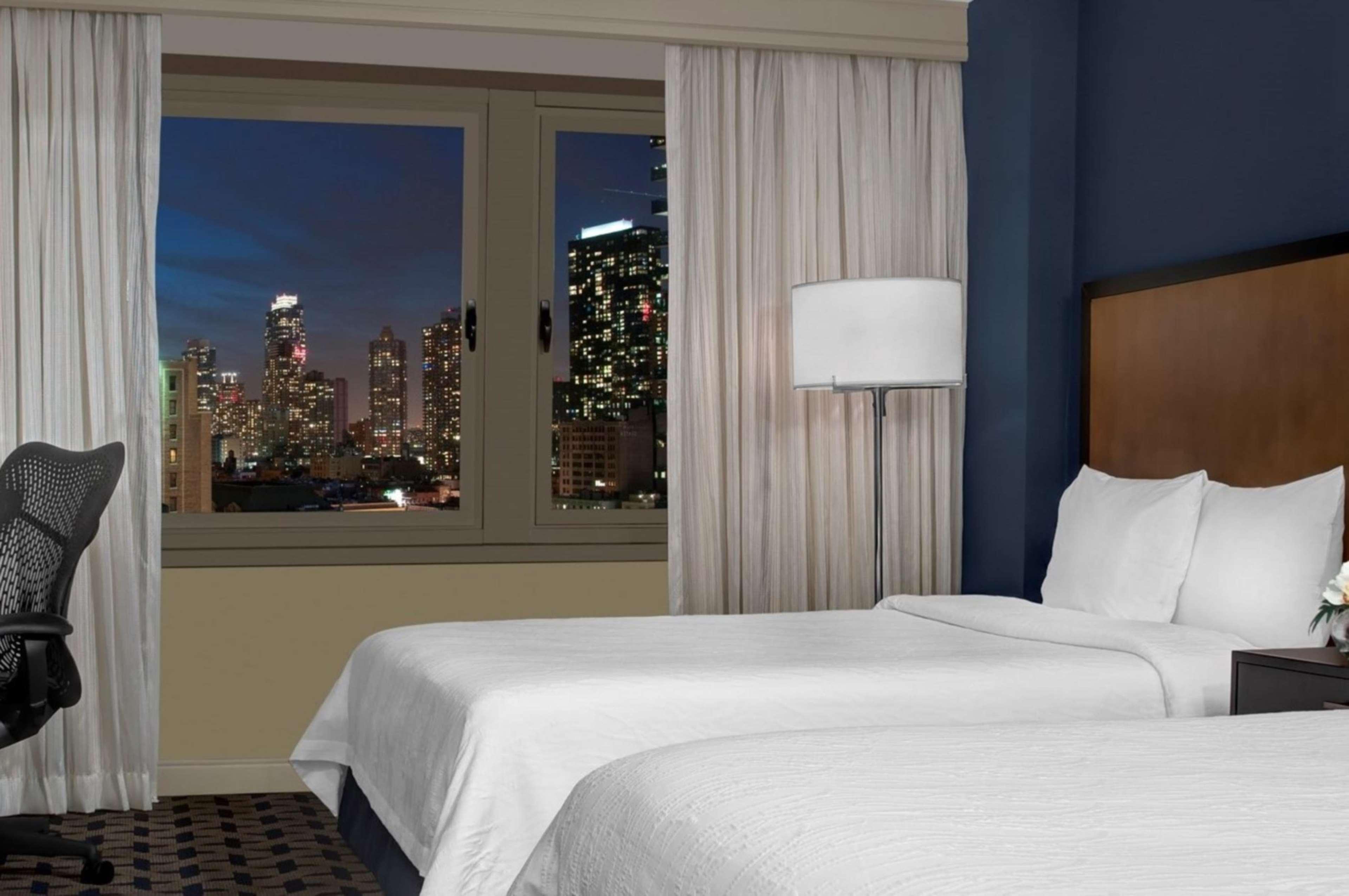 מלון Kimpton Theta New York - Times Square By Ihg מראה חיצוני תמונה A guest room at the Hilton New York