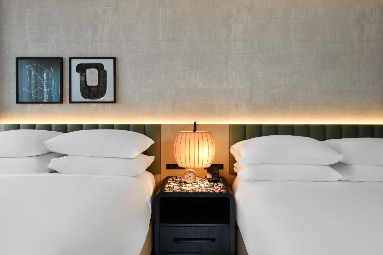 מלון Kimpton Theta New York - Times Square By Ihg מראה חיצוני תמונה A room at the hotel
