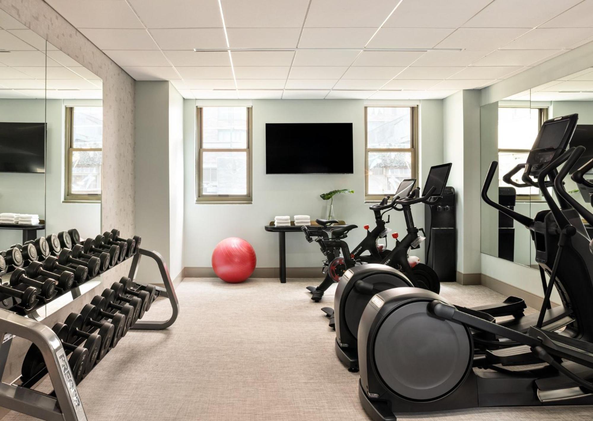 מלון Kimpton Theta New York - Times Square By Ihg מראה חיצוני תמונה The fitness center
