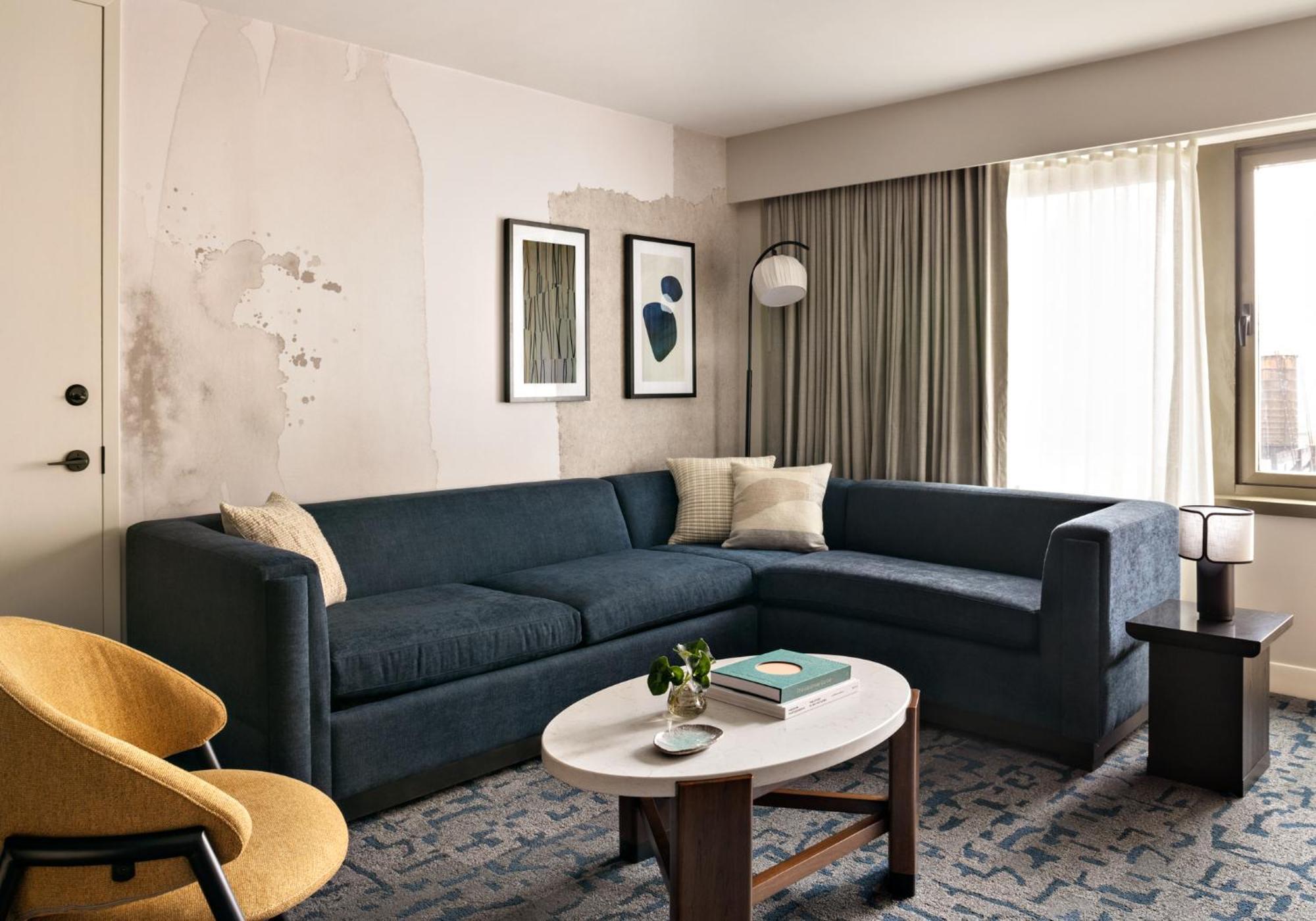 מלון Kimpton Theta New York - Times Square By Ihg מראה חיצוני תמונה A living room at the Hotel Commonwealth