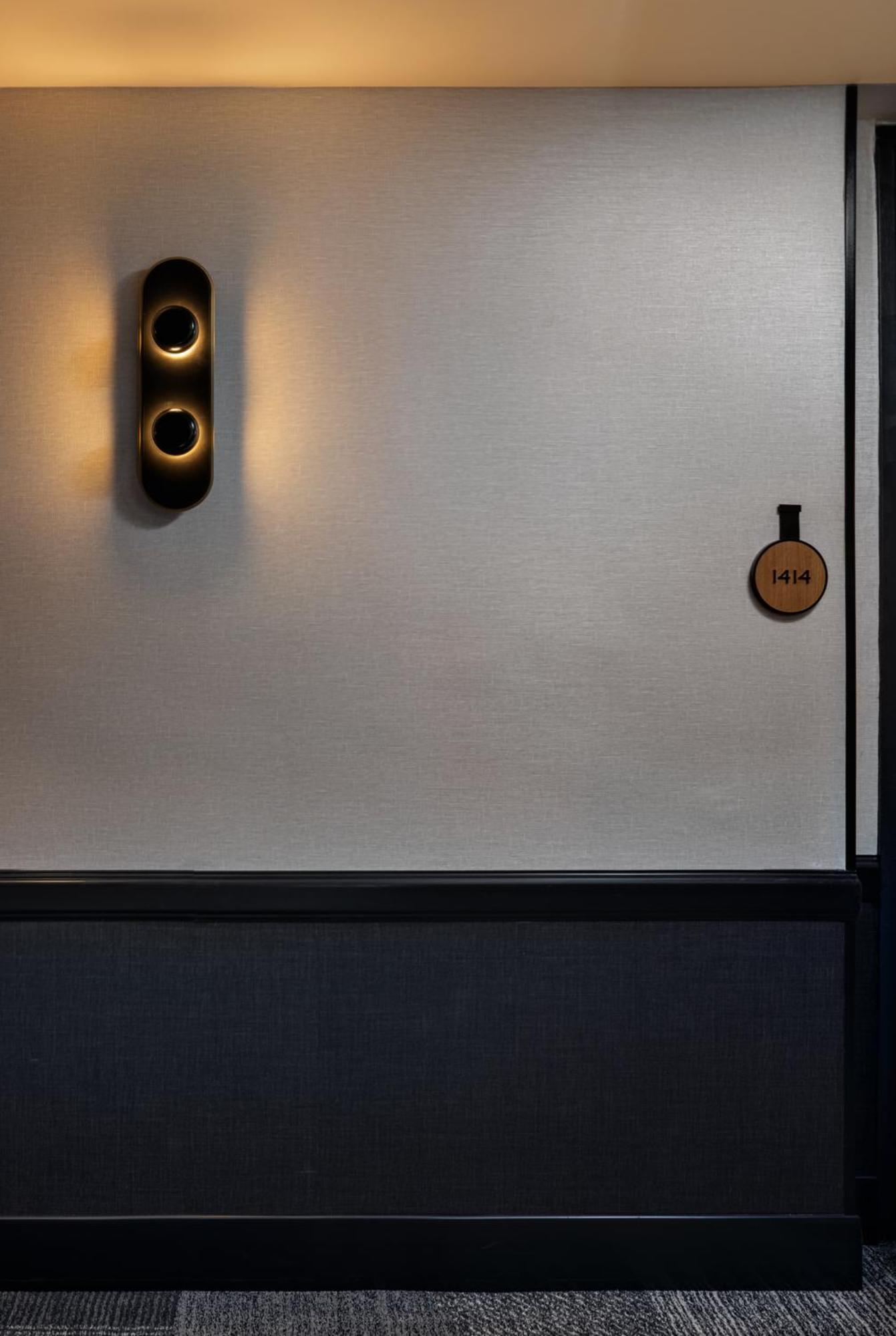מלון Kimpton Theta New York - Times Square By Ihg מראה חיצוני תמונה A room number on a door