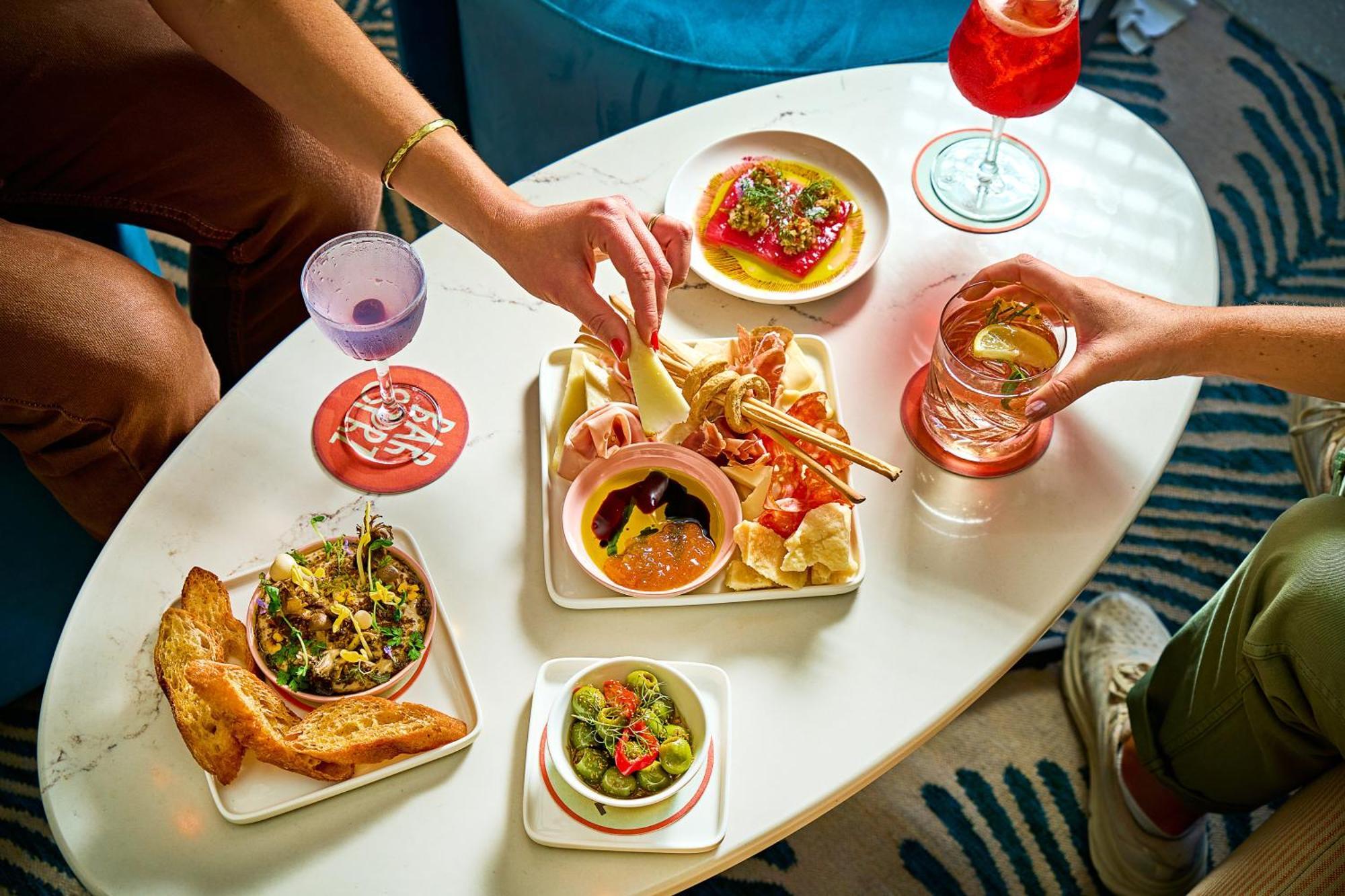 מלון Kimpton Theta New York - Times Square By Ihg מראה חיצוני תמונה A selection of tapas