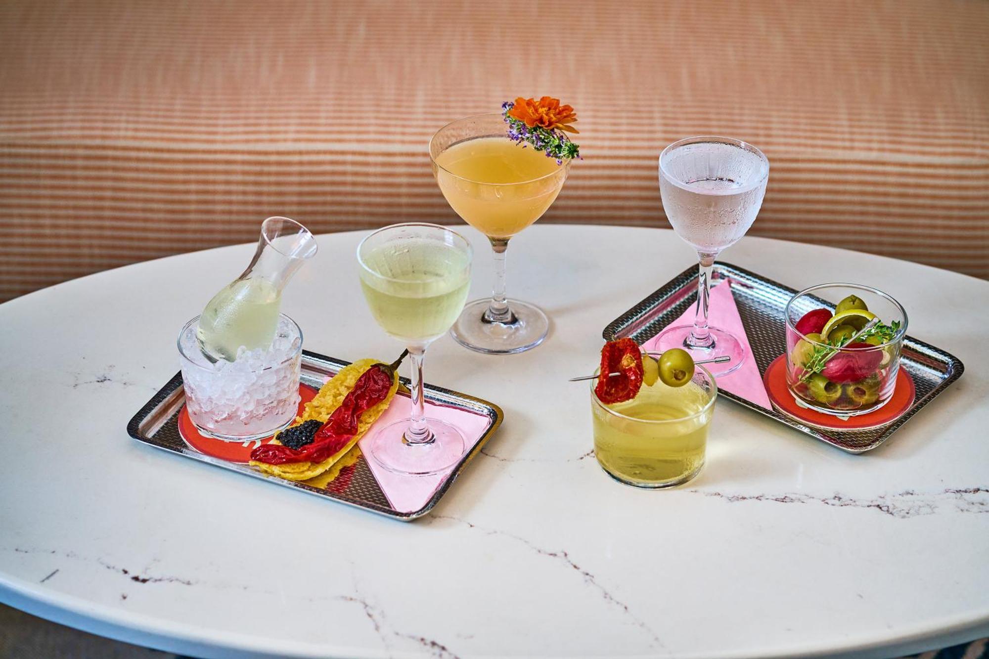 מלון Kimpton Theta New York - Times Square By Ihg מראה חיצוני תמונה Cocktails at the bar