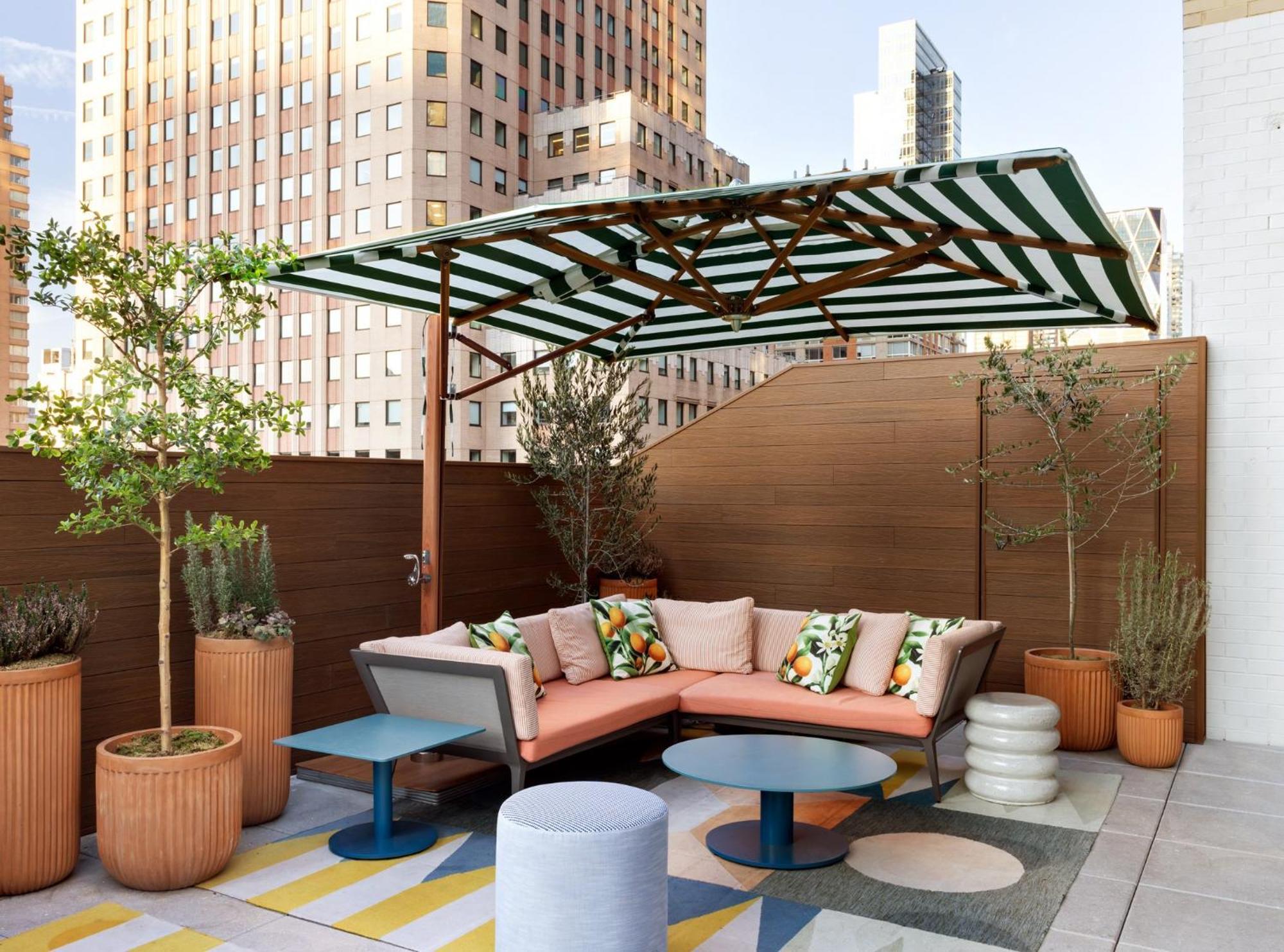 מלון Kimpton Theta New York - Times Square By Ihg מראה חיצוני תמונה The rooftop terrace at the Standard East Village