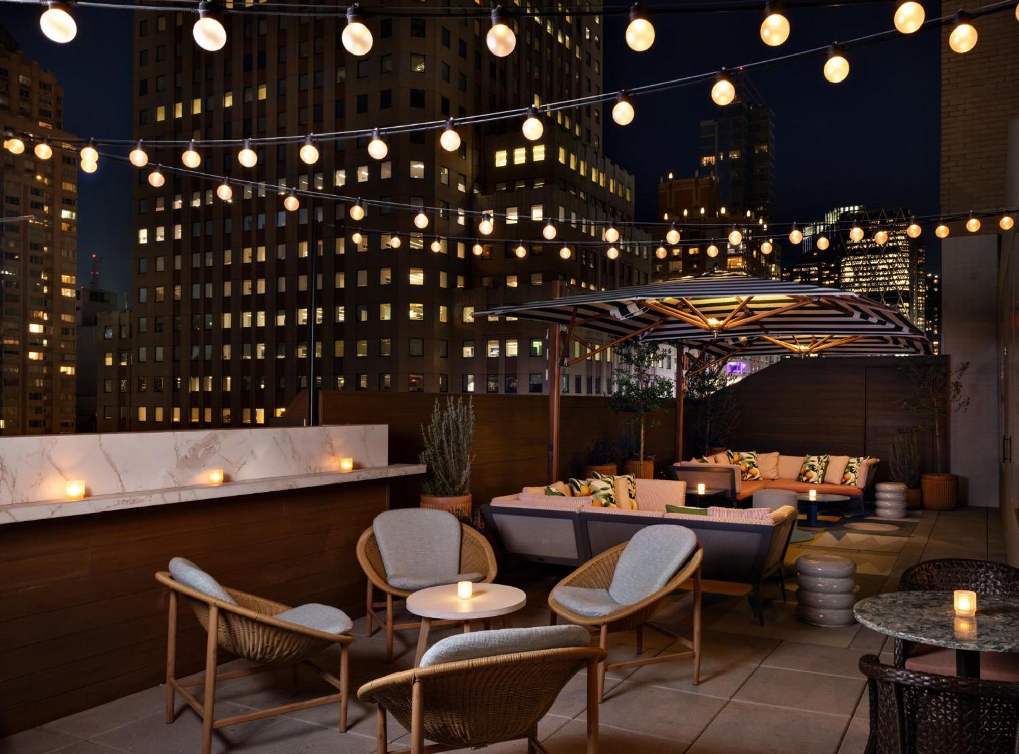 מלון Kimpton Theta New York - Times Square By Ihg מראה חיצוני תמונה The rooftop bar at the Standard East Village
