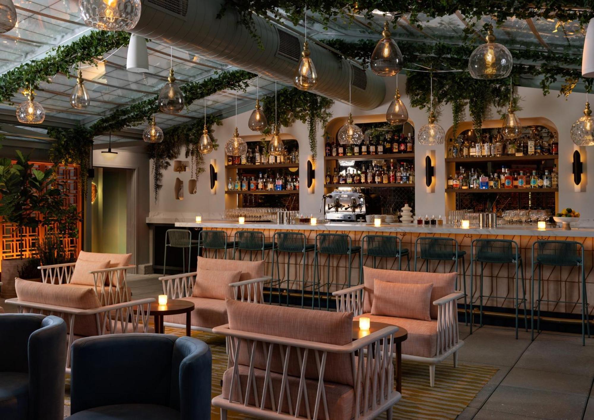 מלון Kimpton Theta New York - Times Square By Ihg מראה חיצוני תמונה The bar at the 100 Queen's Gate